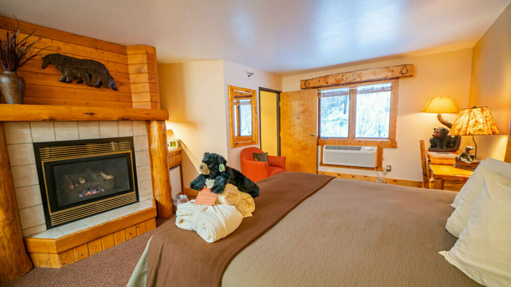 Black Elk Suite - Cozy King Suite and Gas Burning Fireplace 